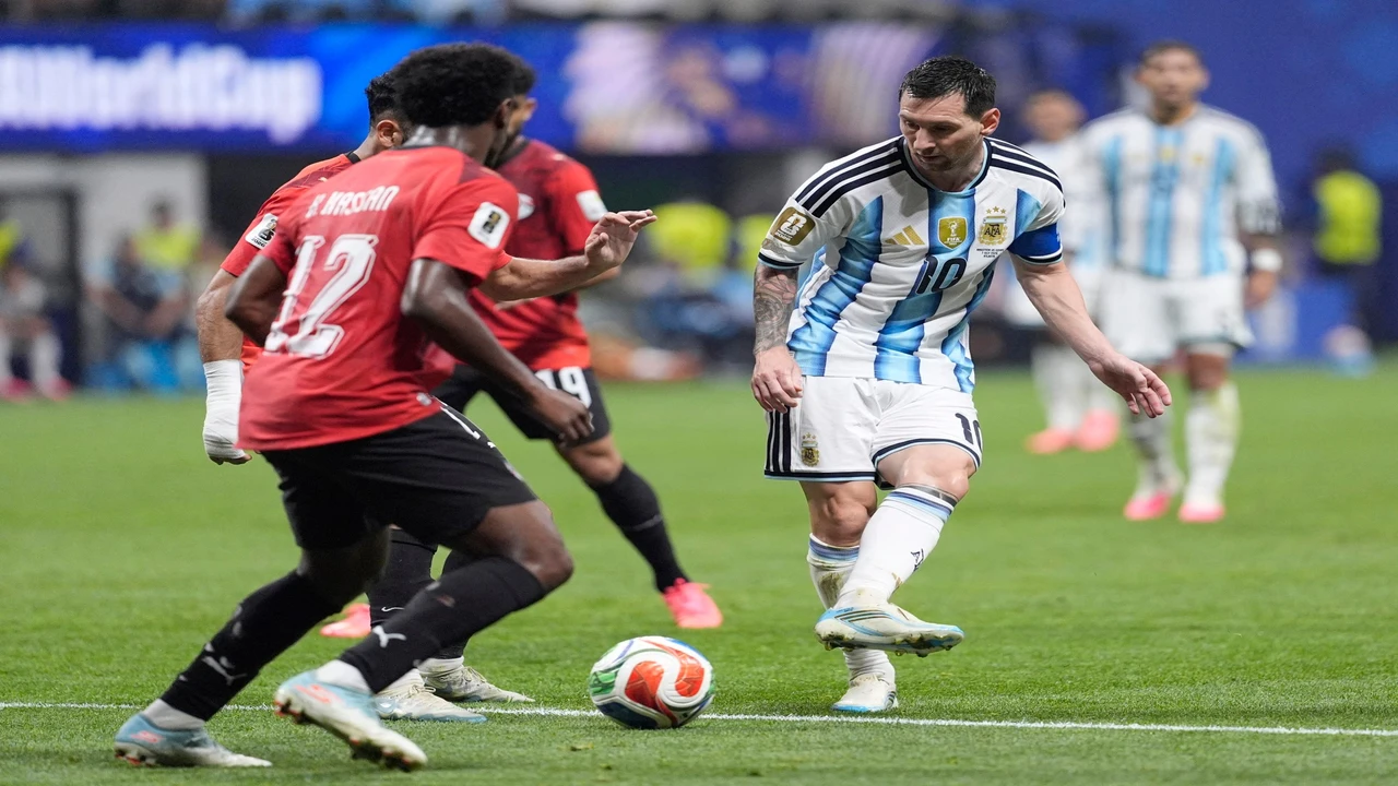 بطل أسكتلندا يتطلع لاستقطاب نجم منتخب مصر بعد المونديال المميز